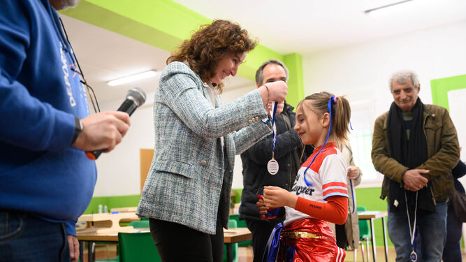 La alcaldesa de la capital imponiendo una medalla