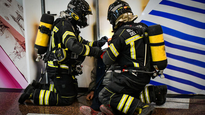 Dos bomberos del Poniente, durante un reciente simulacro.