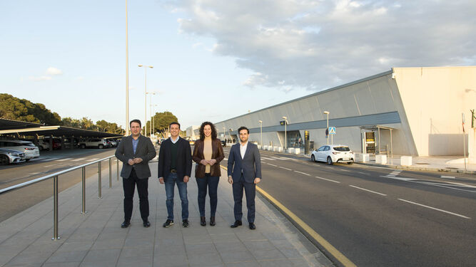 Foto de familia ante el aeropuerto de Almería.