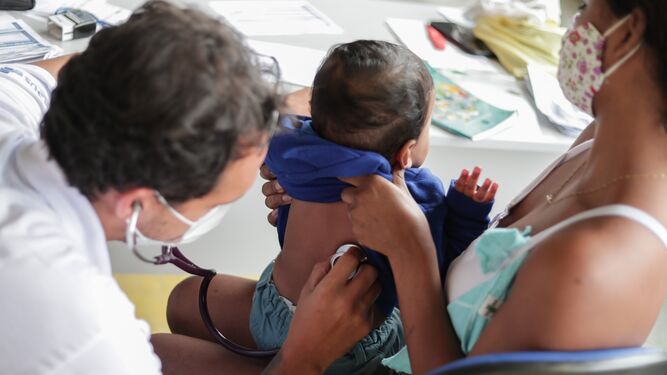 Un pediatra examina a un niño.
