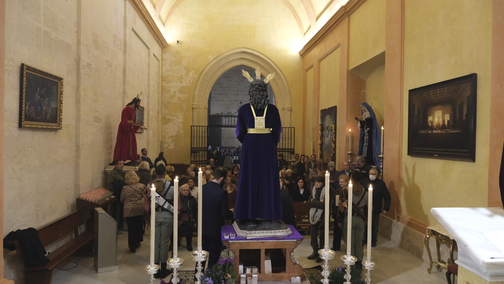 Im&aacute;genes del multitudinario besapi&eacute;s del Cristo de Medinaceli en la Catedral de Almer&iacute;a