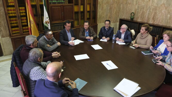 Reunión del subdelegado con los representantes de la Mesa del Agua.