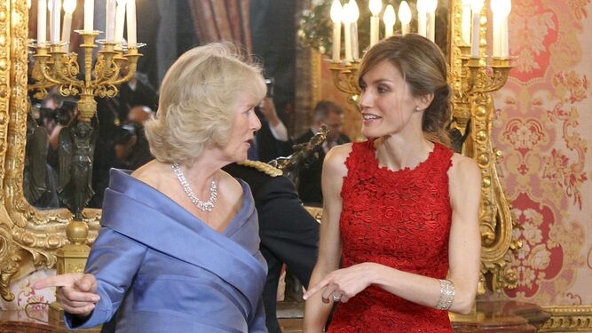 Camilla Parker, entonces duquesa de Cornualles, y doña Letizia, entonces princesa de Asturias, en una cena en el Palacio Real en el año 2011