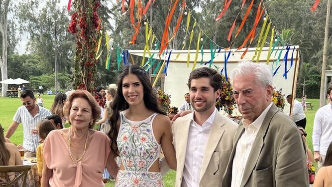 Mario Vargas Llosa y Patricia Llosa entre la novia de este sábado, su nieta Josefina,  y su marido