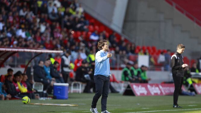 Rubi da indicaciones desde su banquillo durante un momento del partido contra el Villarreal.