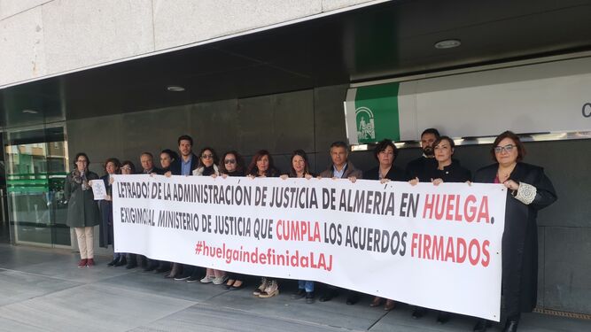 Los LAJ se han vuelto a concentrar este lunes en la Ciudad de la Justicia de Almería.