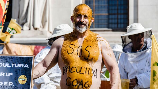 Manifestante bañado en miel