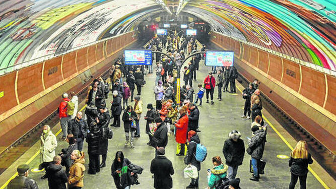 Ciudadanos ucranianos se protegen de los bombardeos rusos en una estación de metro en Kiev.