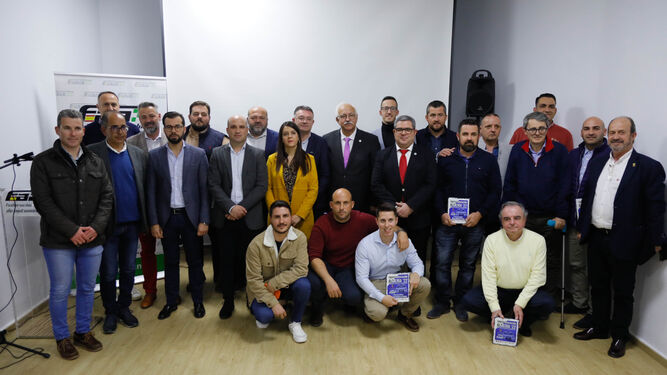 Foto de familia con los premiados en el ‘Trofeo Diputación de Almería 2022’ de Automovilismo.
