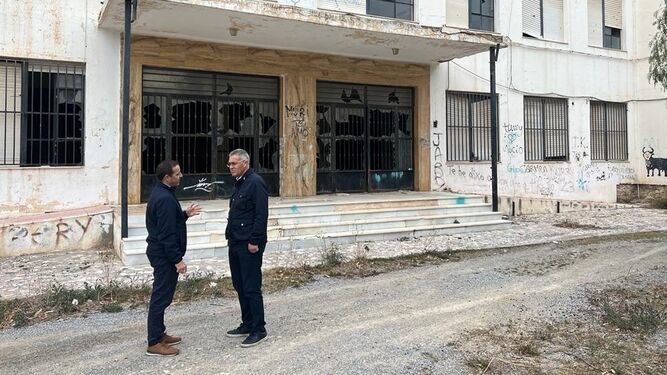 El delegado y el alcalde, junto al edificio abandonado.