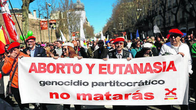 Un grupo de carlistas sujeta una pancarta durante la manifestación en Madrid.
