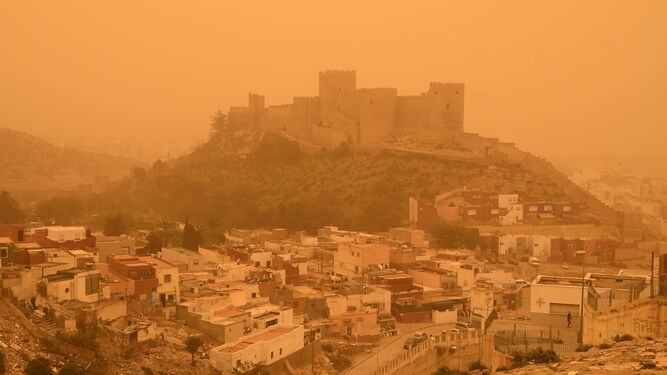 La alcazaba de Almería totalmente cubierta por la calima.