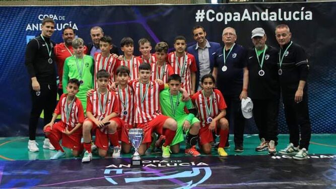 La selección almeriense alevín posa con su trofeo de subcampeón de Andalucía