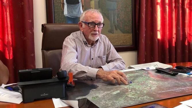 Antonio López, presidente de la CUCN, muestra en un mapa las parcelas de riego de la comunidad.
