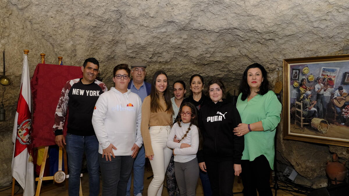 Escuela de Saeteros de El Morato, con la directora, Antonia López, la presidenta, Lola de Quero, y Niño de las Cuevas