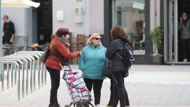 Imagen de archivo en la que varias mujeres de Viator dialogan en la calle.