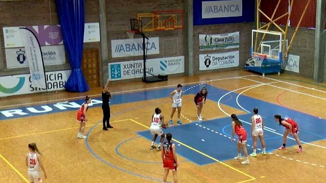 Mariana Muadi se dispone a lanzar un tiro libre en el encuentro contra Maristas Coruña.