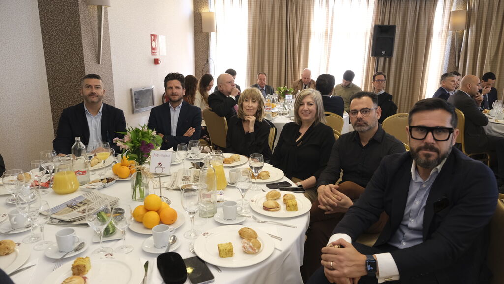 Desayuno coloquio de Grupo Joly y Cajasur, con la participaci&oacute;n del ponente Enrique de los R&iacute;os