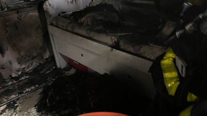El interior del dormitorio en el que se produjo el incendio la pasada madrugada.