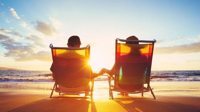 Una pareja disfruta de sus vacaciones en la playa