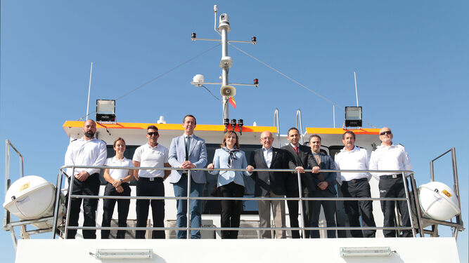 Los representantes gubernamentales y las tripulaciones del nuevo barco.