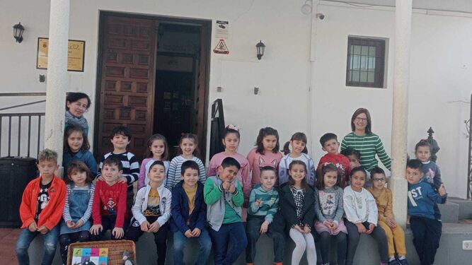 Foto de familia de los escolares que, gracias a sus profesoras, han ejercido de auténticos periodistas.