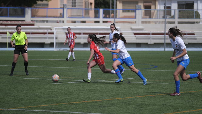 Marisa se marcha de una rival durante el encuentro contra el Valencia B.