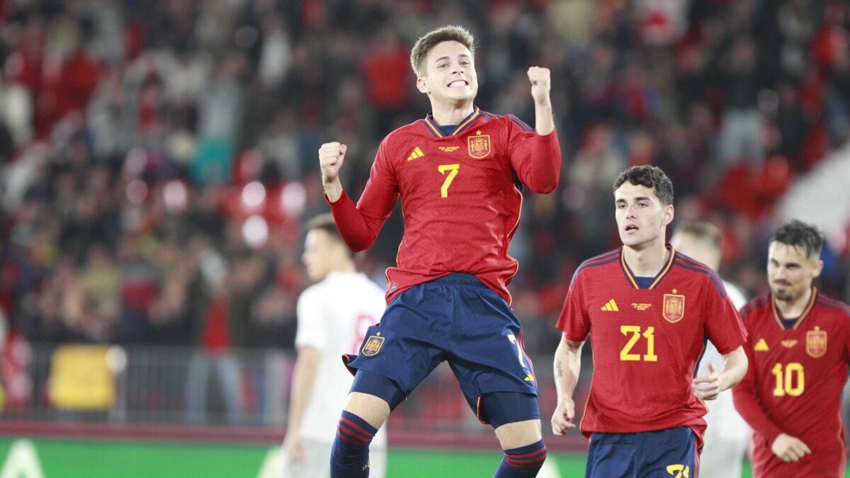 Rodrigo Riquelme celebra uno de sus goles ante Suiza en el estreno de Santi Denia.