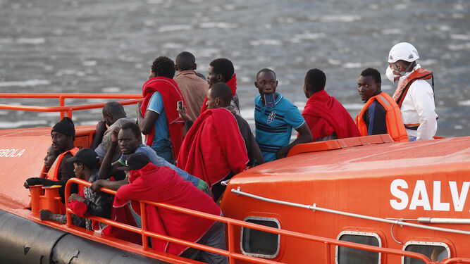 Migrantes rescatados por Salvamento Marítimo, en una foto de archivo.