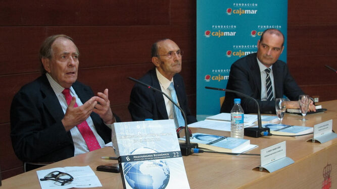 Ramón Tamames, a la izquierda, junto a los almerienses Juan del Águila Molina y David Uclés Aguilera, en la presentación del Mediterráneo Económico 22