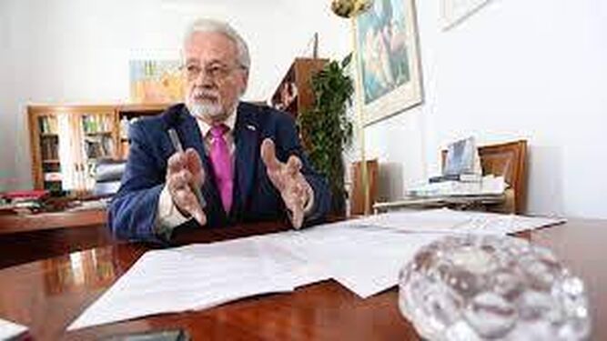 El Defensor del Pueblo Andaluz, Jesús Maeztu, requirió a los ayuntamientos los criterios para empadronarse