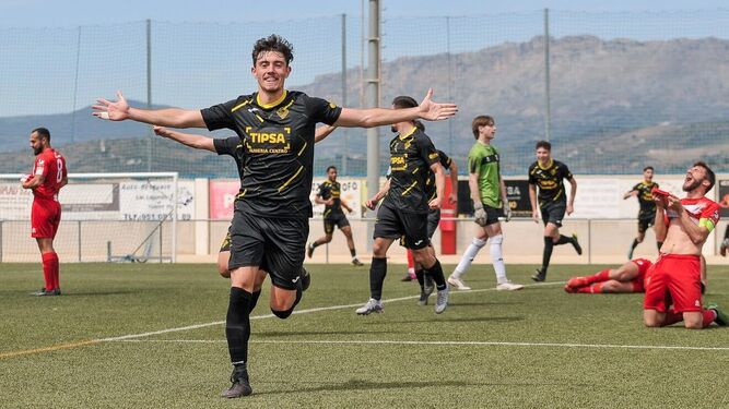 Joselu celebra el gol de la victoria del Poli Almería en Casabermeja.