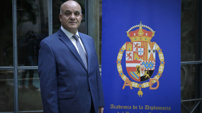 Malek Twal posa durante su visita a Sevilla para ingresar en la Academia de la Diplomacia.