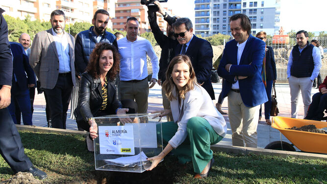 La alcaldesa y la concejal de Urbanismo introducen la urna con la prensa del día como primera piedra