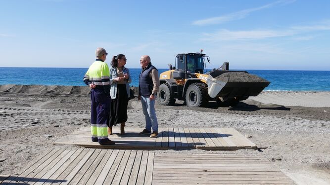 Los ediles Francisco López y Elisa Fernández, en su visita a una de las playas del municipio.