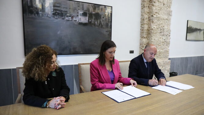 Firma del convenio entre el Ayuntamiento y el Consejo de Hermandades de San Fernando.
