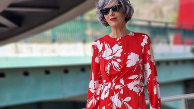 La influencer Carmen Gimeno con el vestido de flores de Zara.