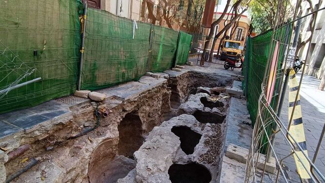javier alonso Catorce grandes tinajas de la bodega subterránea han sido desenterradas en la calle Antonio González Egea.