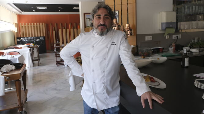 Chef Tony García en la cocina del Espacio Gastronómico