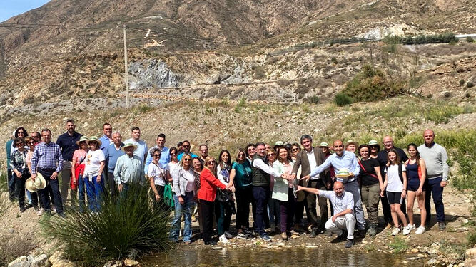 Representantes institucionales y de la sociedad abderitana abrazan la restauración del río Adra.