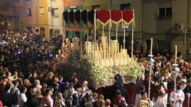 Espectacular panorámica de la Virgen de la Unidad, arropada por centenares de almerienses en las calles de Piedras Redondas.