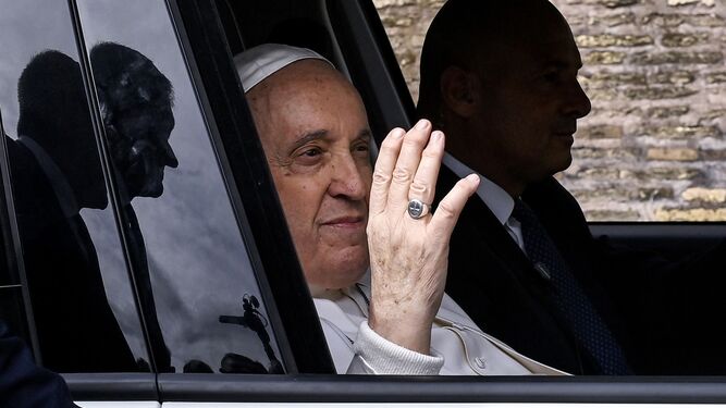 El papa ha reaparecido este domingo en la plaza de San Pedro tras su alta hospitalaria