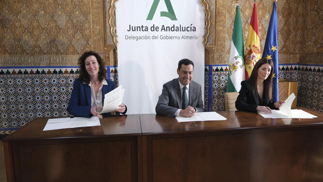 Ayuntamiento, Junta y Puerto firman un convenio para desarrollar el frente marítimo de la ciudad