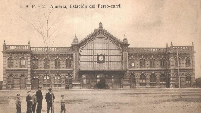 Sale a la luz la fotografía del arquitecto de la estación de ferrocarril de Almería: Laurent Farge