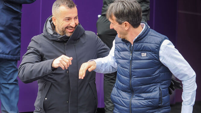 Pacheta y Diego Martínez se saludan antes del partido que enfrentó a Valladolid y Espanyol.