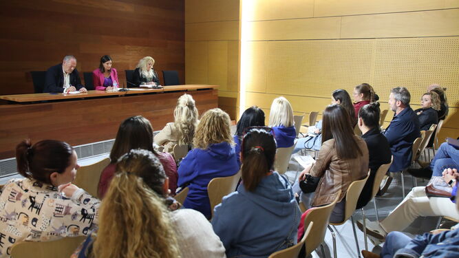 Reunión de la alcaldesa, Patricia Cavada, con las AMPAs y la FLAMPA.