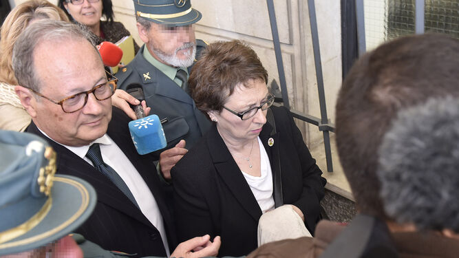 La ex consejera de Economía Carmen Martínez Aguayo, con su abogado, Víctor Moreno Catena, en los juzgados de Sevilla.