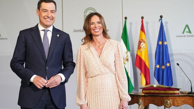 La nueva consejera de Fomento, Rocío Díaz, en su toma de posesión junto a Juanma Moreno.