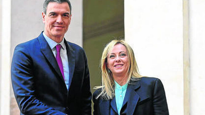 La primera ministra italiana, Giorgia Meloni, recibe con honores al presidente del Gobierno, Pedro Sánchez.