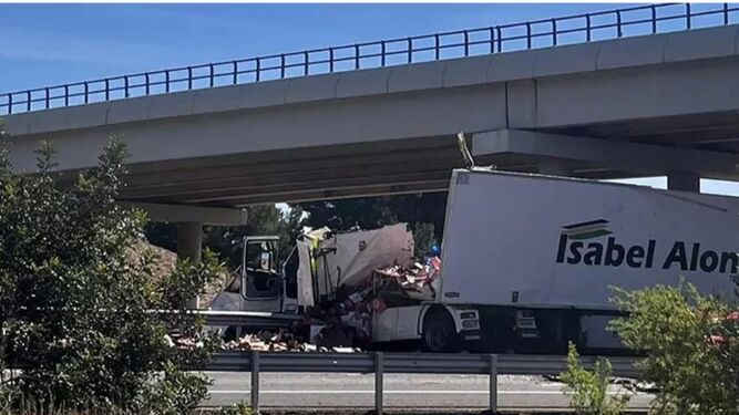 El camión, tras la colisión.